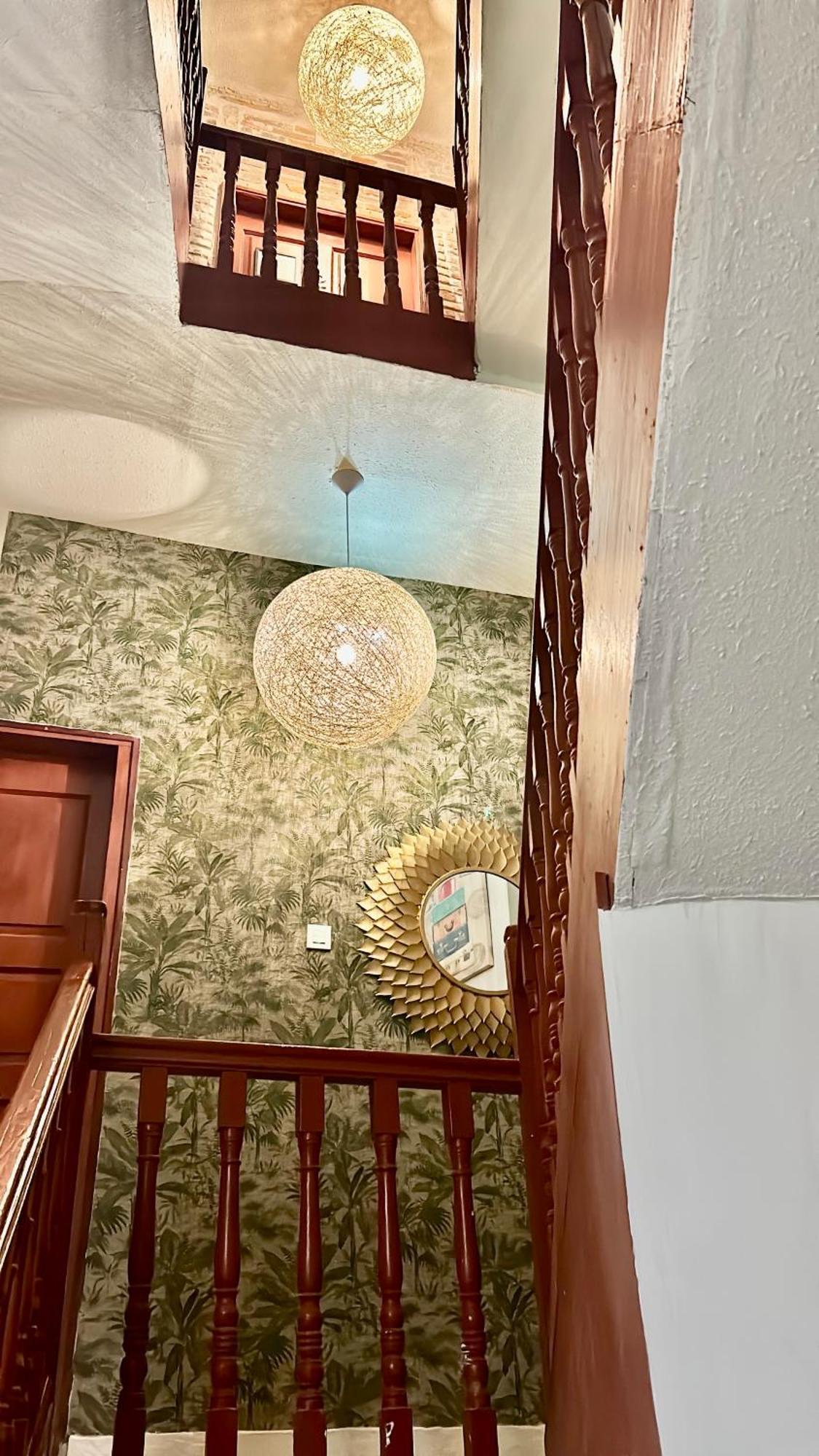 Albany Ancha Hotel Leon Exterior photo A light fixture
