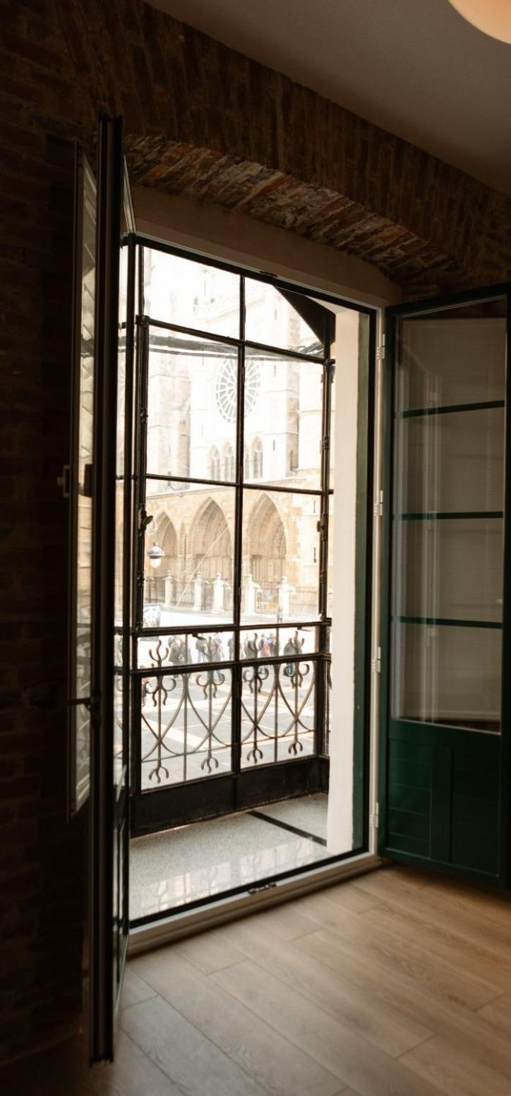 Albany Ancha Hotel Leon Exterior photo A window with a grille