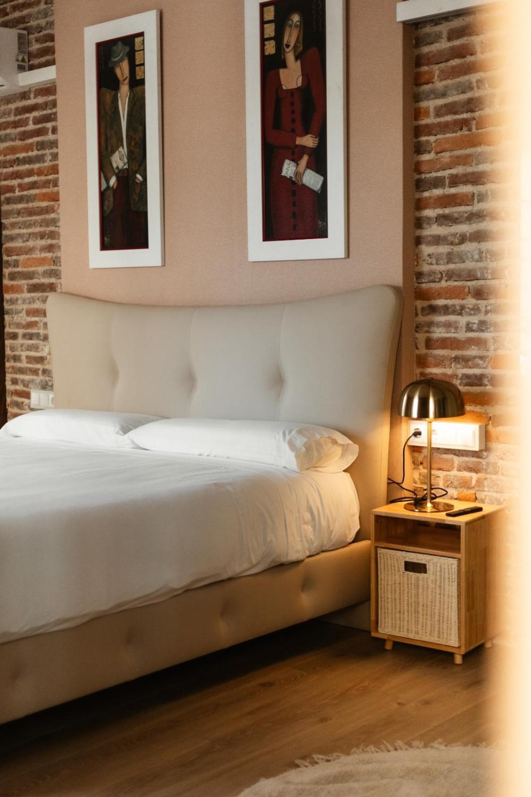 Albany Ancha Hotel Leon Exterior photo A bedside table